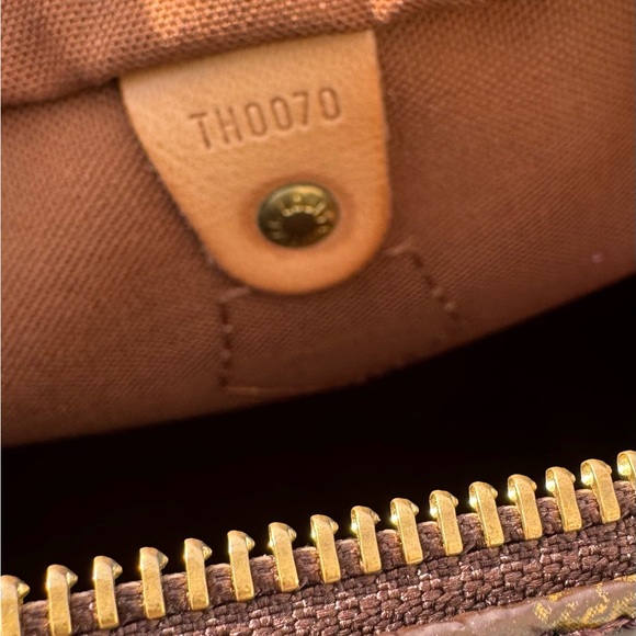 Louis Vuitton Brown Monogram Speedy 30 Handbag - Picture 8 of 16